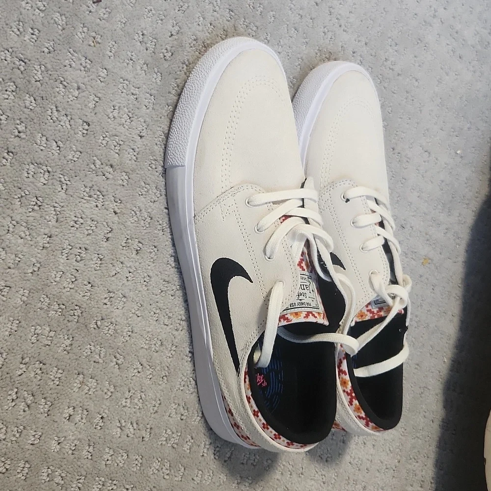 Nike shoes - Picture 1 of 3